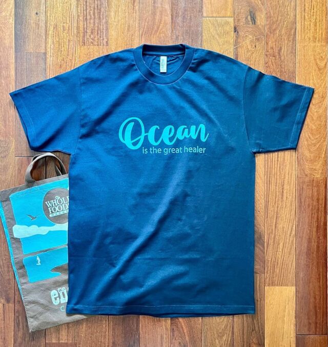 “Ocean is the greatest healer”
“海は最大の癒し”というメッセージがデザインされたピースフル
なデザイン。フロントにOcean is the great healer、背中の襟
下にはMaikai Souvenir Storeのロゴがプリントされています。
ミントグリーンにホワイトのカラーリングが風や海を思わせる
爽やかな一枚。カラーはミントグリーンとネイビーの２色。１
００％コットン

#maikai
#hawaii
#tshirts
#surf
#honolulu
#beach
#style
#maikaisouvenirstore
#ukulele
#store
#eco
#tote
#holiday
#sunshine