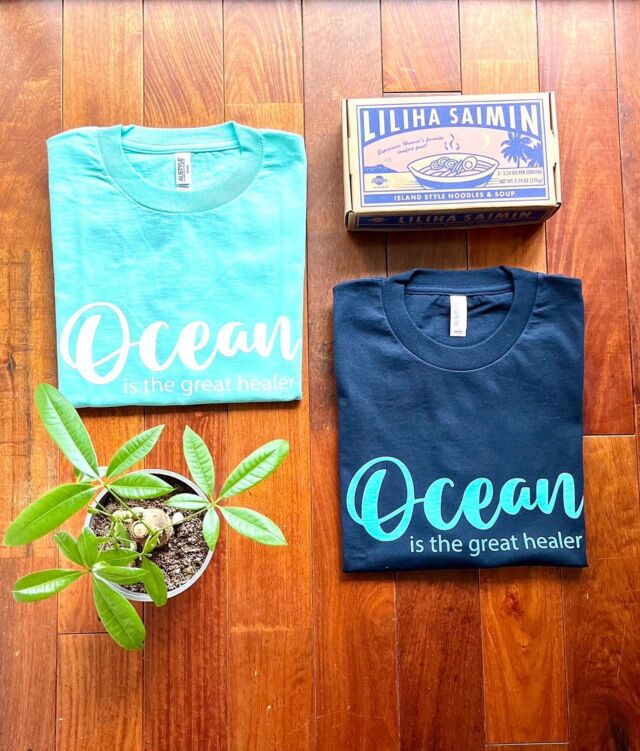 “Ocean is the greatest healer”
“海は最大の癒し”というメッセージがデザインされたピースフル
なデザイン。フロントにOcean is the great healer、背中の襟
下にはMaikai Souvenir Storeのロゴがプリントされています。
ミントグリーンにホワイトのカラーリングが風や海を思わせる
爽やかな一枚。カラーはミントグリーンとネイビーの２色。１
００％コットン

#maikai
#hawaii
#tshirts
#surf
#honolulu
#beach
#style
#maikaisouvenirstore
#ukulele
#store
#eco
#tote
#holiday
#sunshine